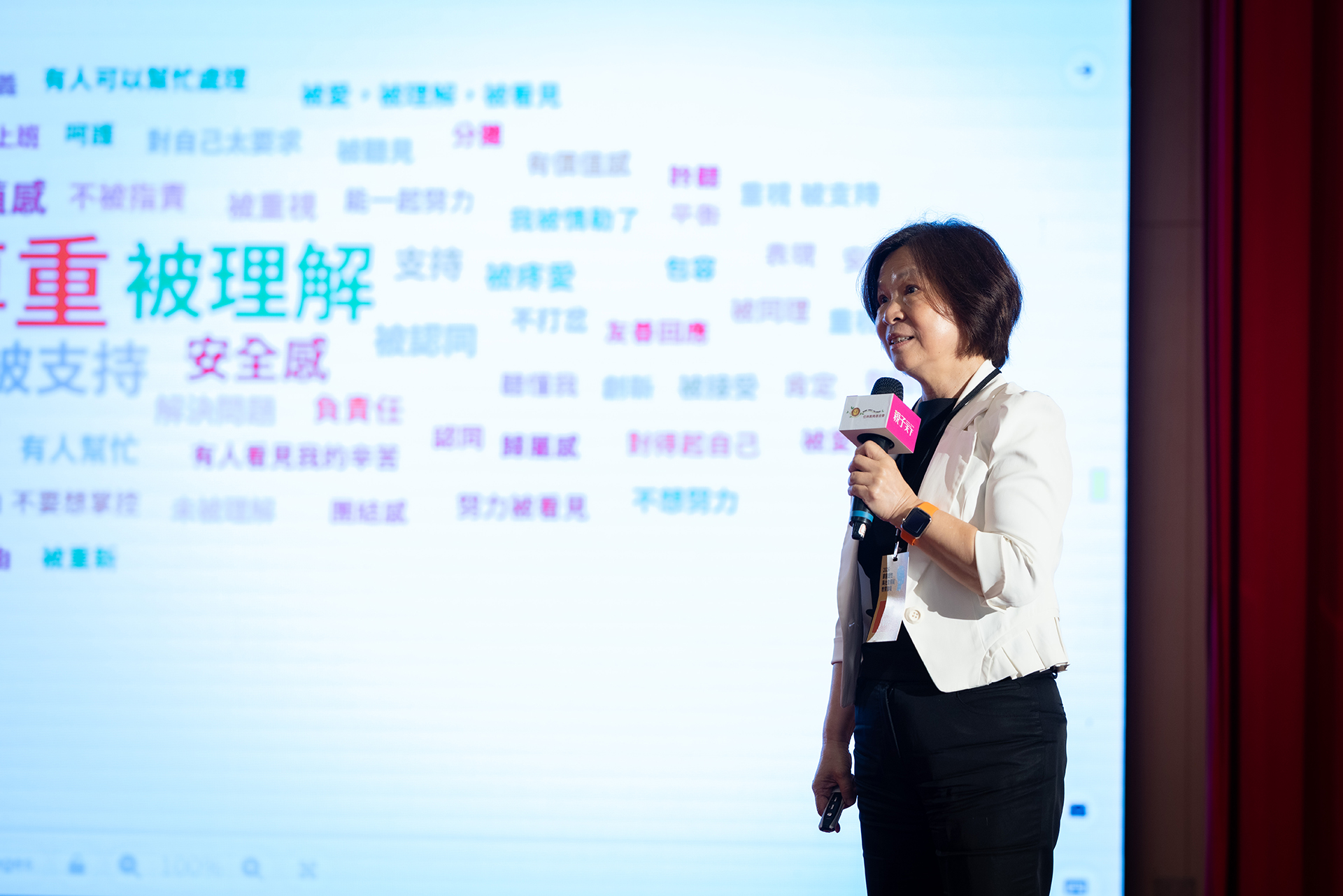 老師於課堂中講授第三人生相關主題